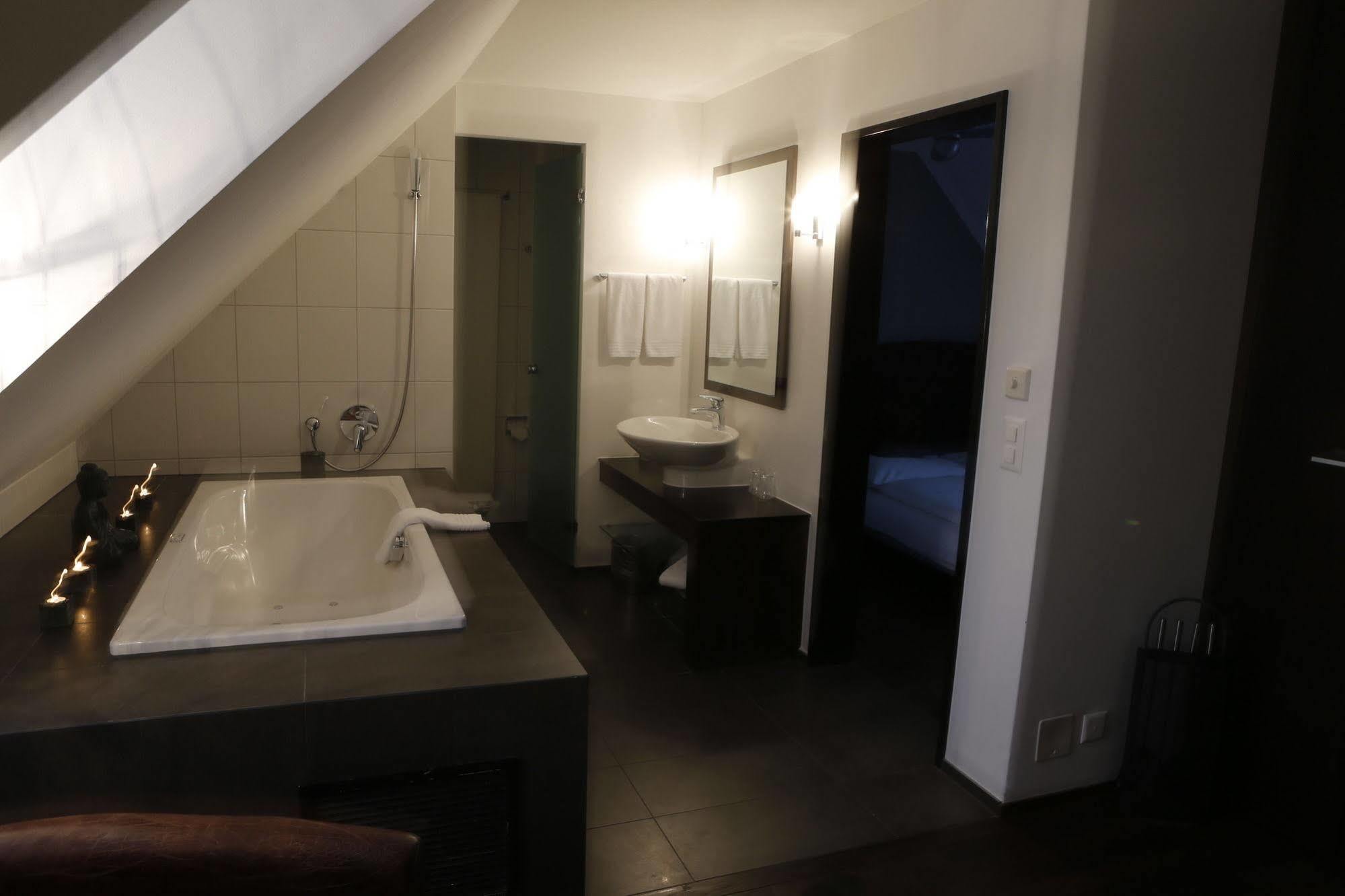 Boutique Hotel Weisses Kreuz - Adult Only Hotel Люцерн Экстерьер фото